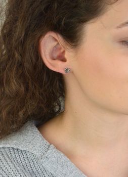 Kolczyki srebrne 925 K 0439 w kształcie motylków, ozdobione markazytami. Wymiary 7x6 mm, waga 1,30 g. Subtelna biżuteria z nutą vintage – idealna na prezent (2).JPG